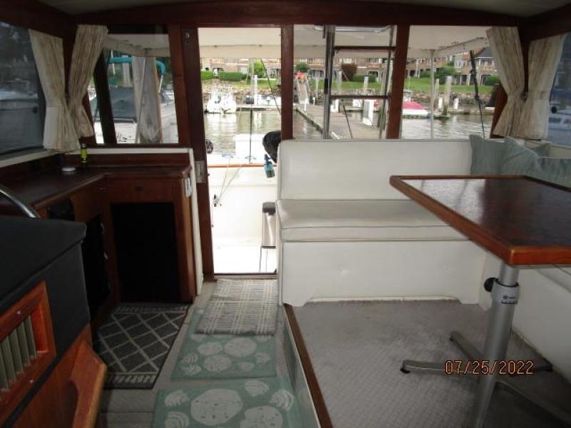 38' Bayliner salon aft