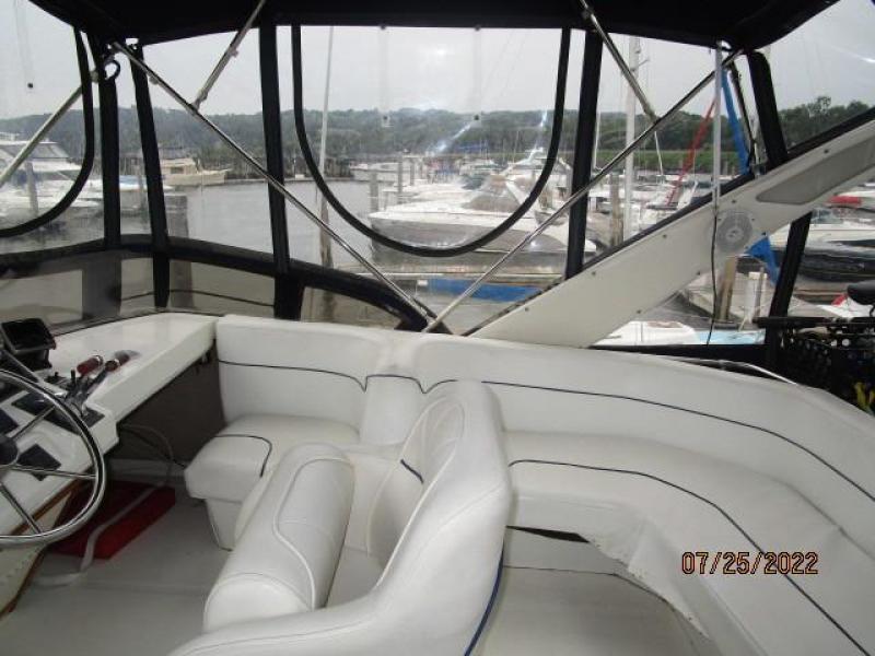 38' Bayliner flybridge starboard