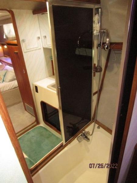 38' Bayliner master stateroom tub-shower
