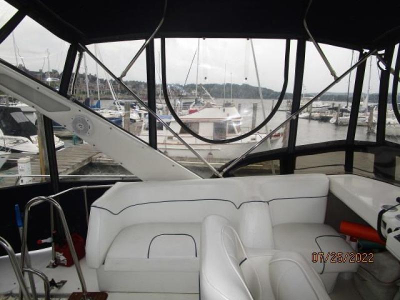 38' Bayliner flybridge port