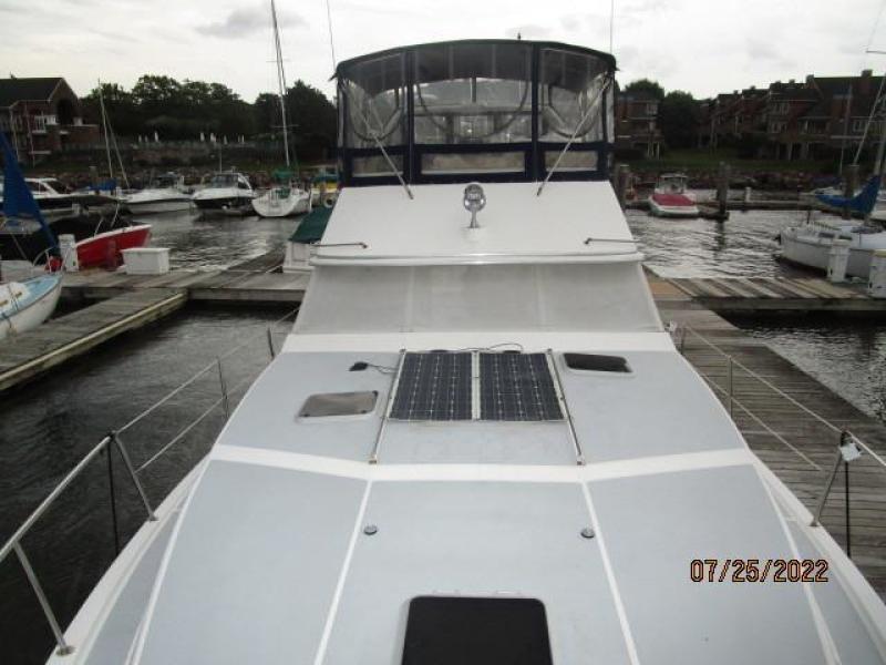 38' Bayliner foredeck aft
