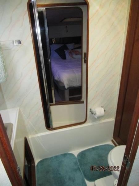 38' Bayliner guest stateroom head