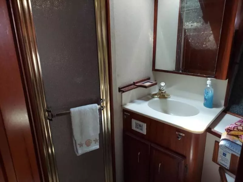 1989 Egg Harbor Sedan Bridge