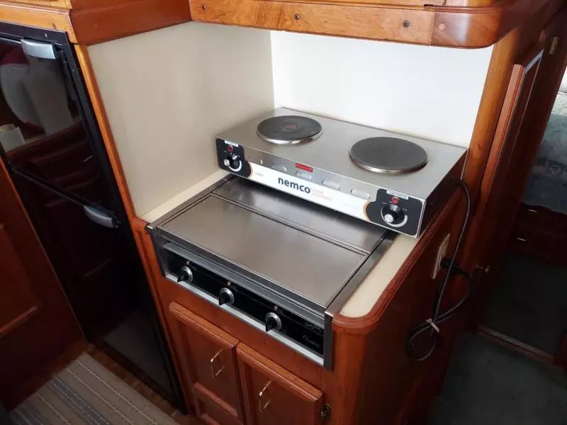 1989 Egg Harbor Sedan Bridge