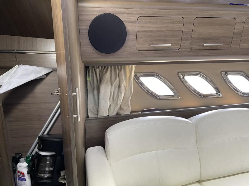 37' 2020 Rinker 370 EX