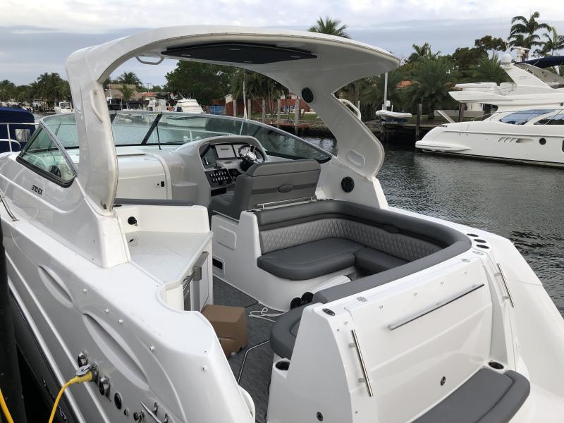 37' 2020 Rinker 370 EX