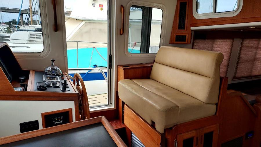 1223 Rover Helmseat