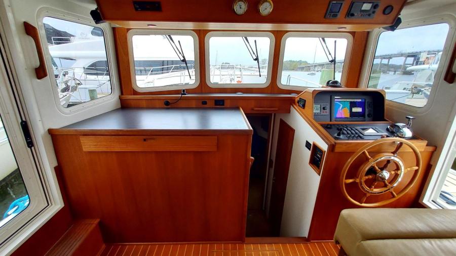 1220 Rover Pilothouse