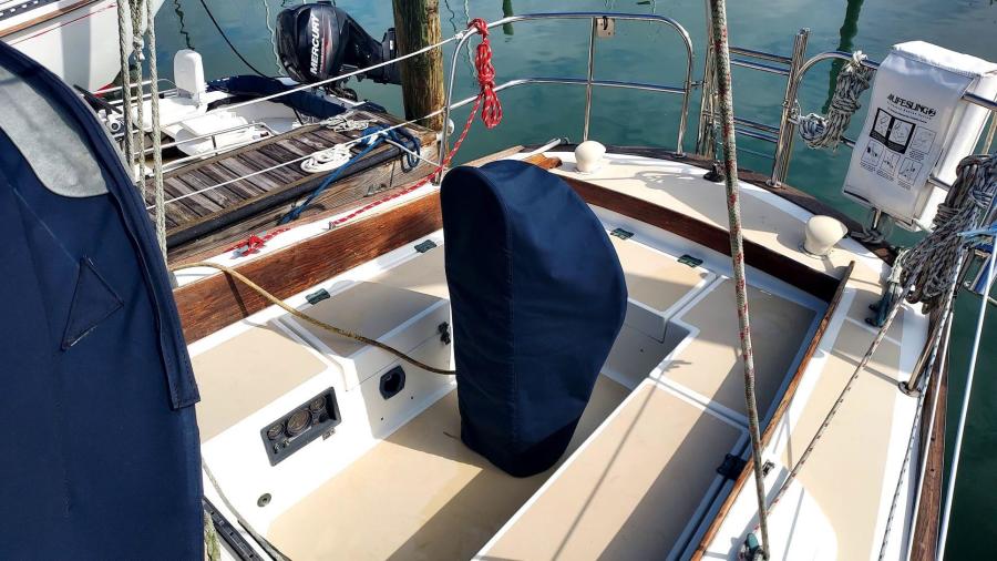1982 Cape Dory 33