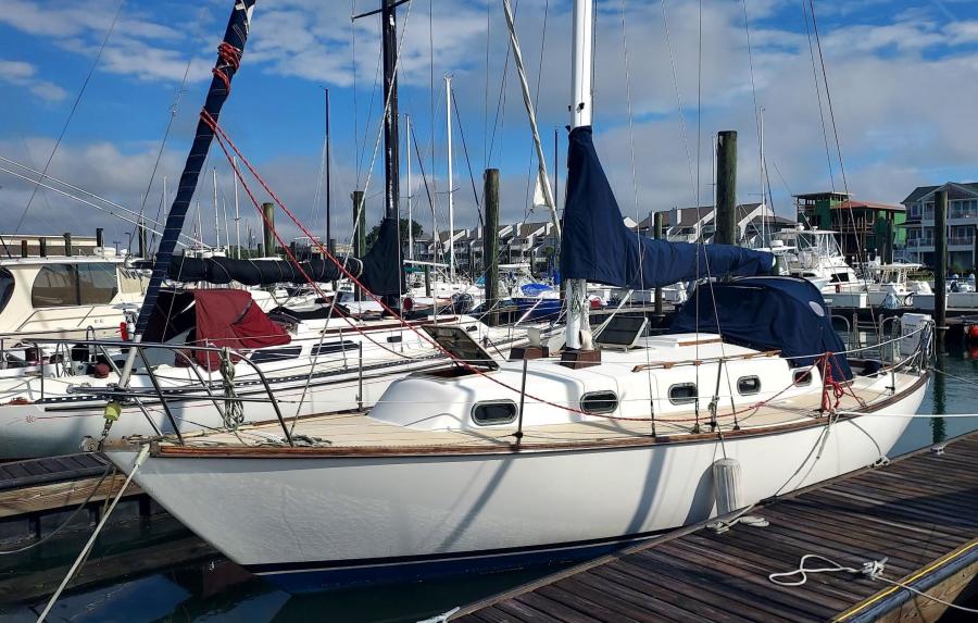 1982 Cape Dory 33
