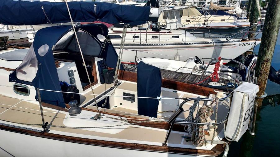 1982 Cape Dory 33