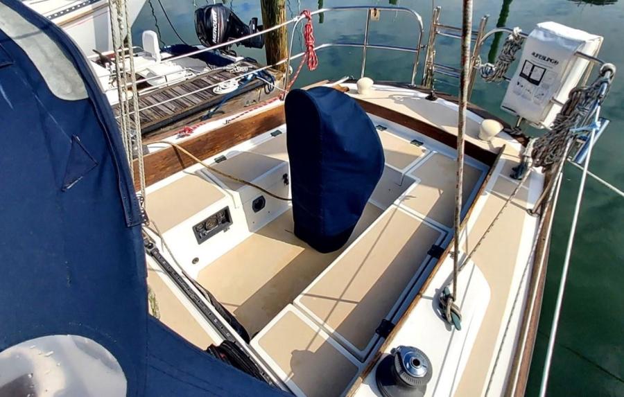 1982 Cape Dory 33