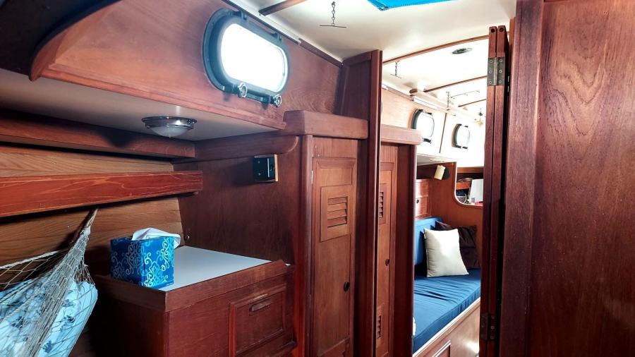 1982 Cape Dory 33