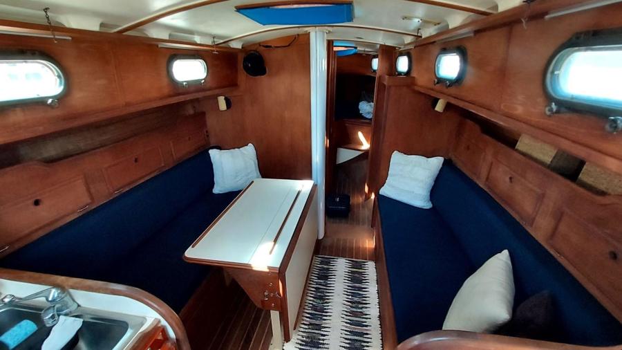 1982 Cape Dory 33