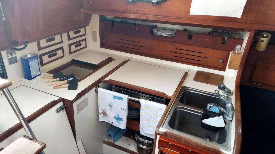 1982 Cape Dory 33