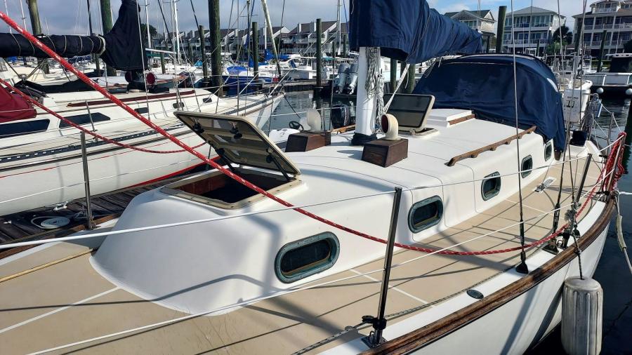 1982 Cape Dory 33