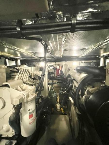 77 Archimedes II 2004 Sea Ray 390 MY Engine Room 4