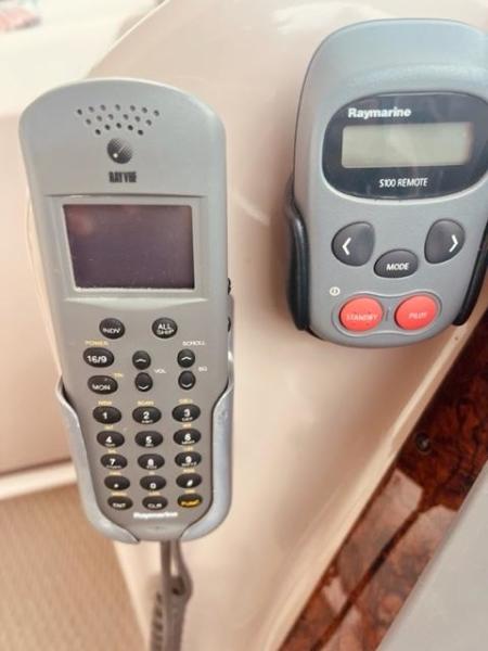 18 Archimedes II 2004 Sea Ray 390 MY Helm 5