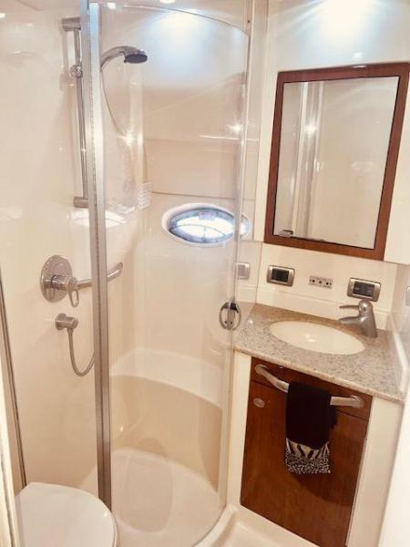 59 Archimedes II 2004 Sea Ray 390 MY FWD Head 1