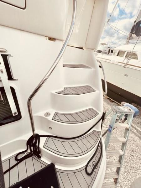 6 Archimedes II 2004 Sea Ray 390 MY Access To Bridge