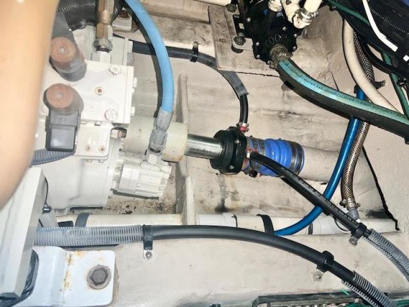 81 Archimedes II 2004 Sea Ray 390 MY Engine Room 8