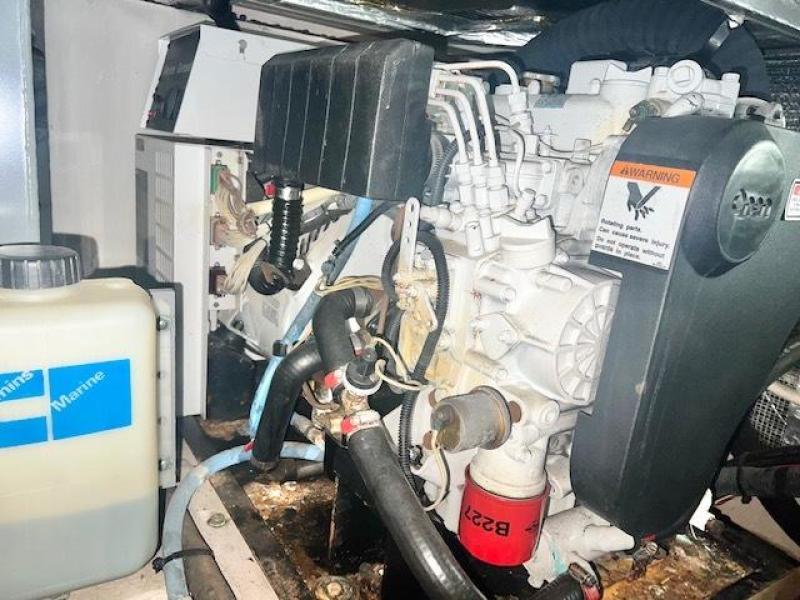 83 Archimedes II 2004 Sea Ray 390 MY Engine Room 10