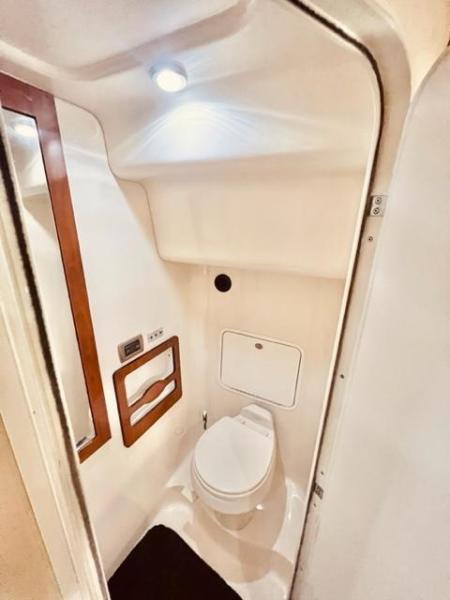71 Archimedes II 2004 Sea Ray 390 MY Aft Head