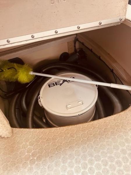 35.1 Archimedes II 2004 Sea Ray 390 MY Central Vacuum