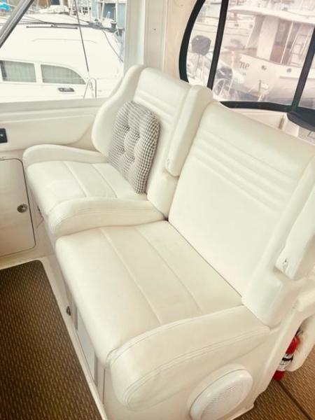 14 Archimedes II 2004 Sea Ray 390 MY Helm Seating