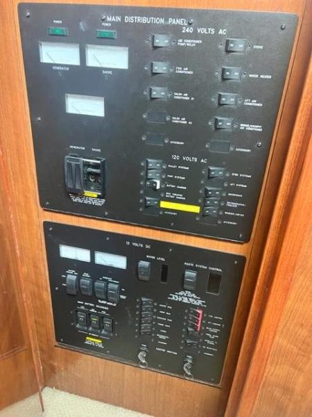 35.2 Archimedes II 2004 Sea Ray 390 MY Control Panel
