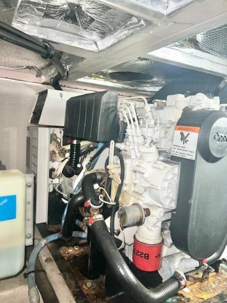 84 Archimedes II 2004 Sea Ray 390 MY Engine Room 11