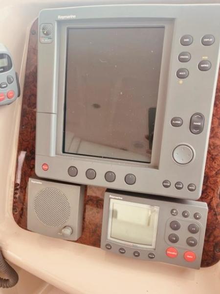 19 Archimedes II 2004 Sea Ray 390 MY Helm 6
