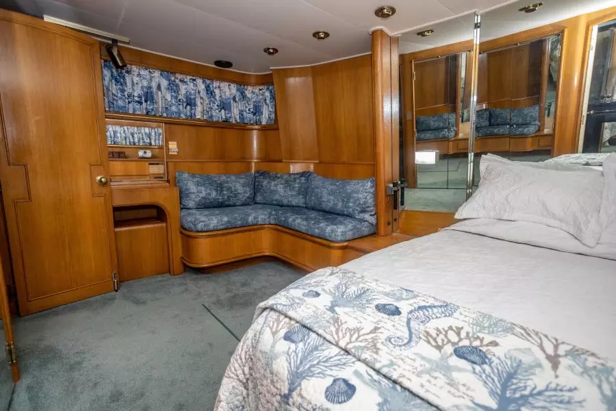 1990 60 Tango Astillero Barefeet Master Stateroom (2)