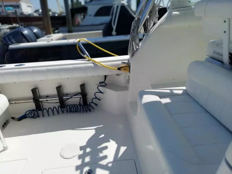 2010 Regulator 30' Express