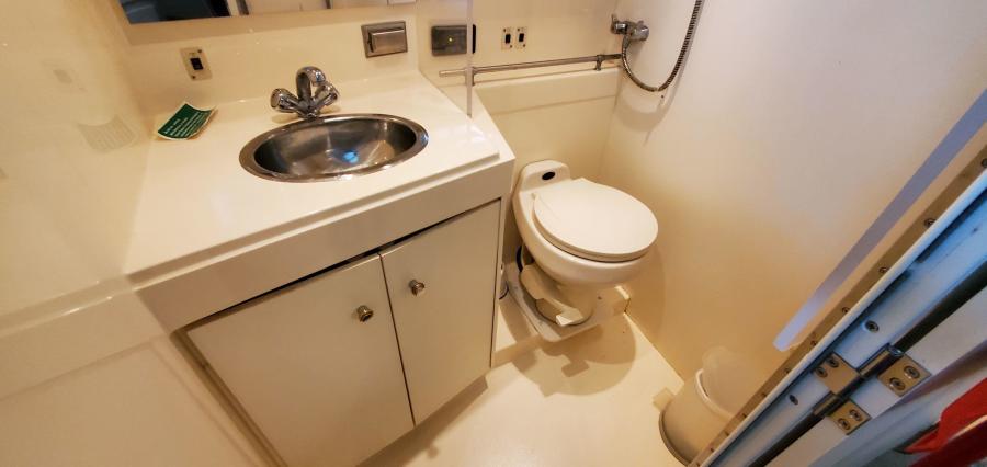 Carver 326 Aft Cabin Head