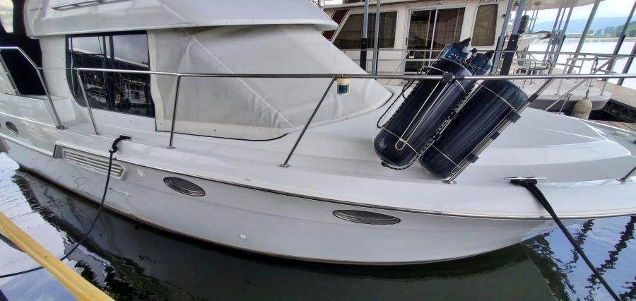 Carver 326 Aft Cabin Starboard Bow