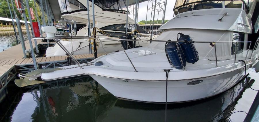 Carver 326 Aft Cabin Bow