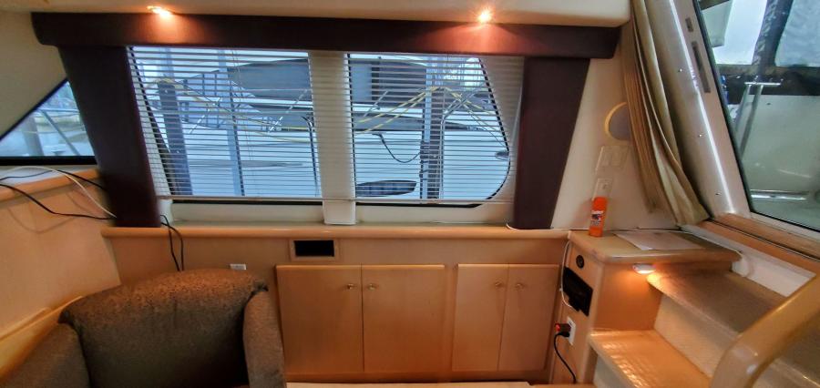 Carver 326 Aft Cabin Salon