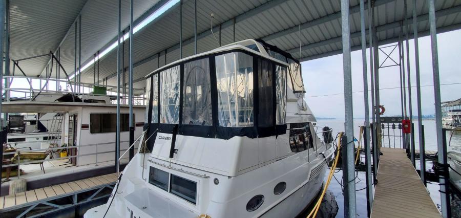 Carver 326 Aft Cabin Stern