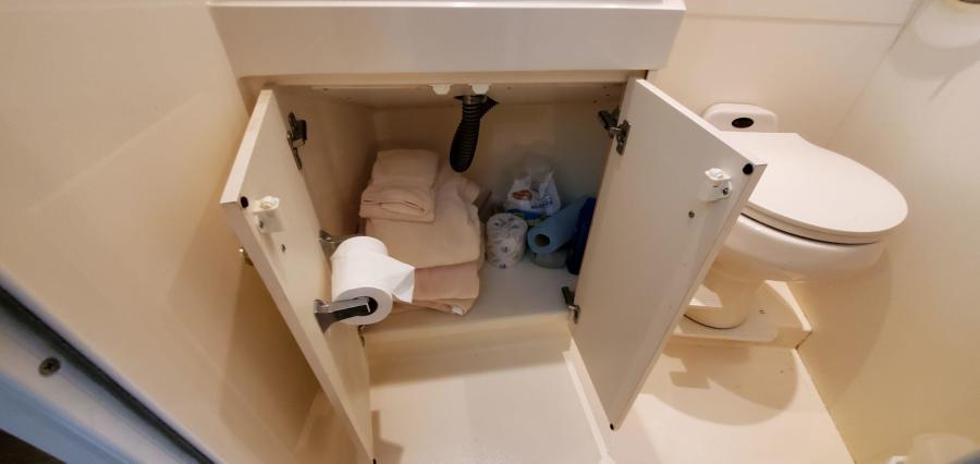 Carver 326 Aft Cabin Head