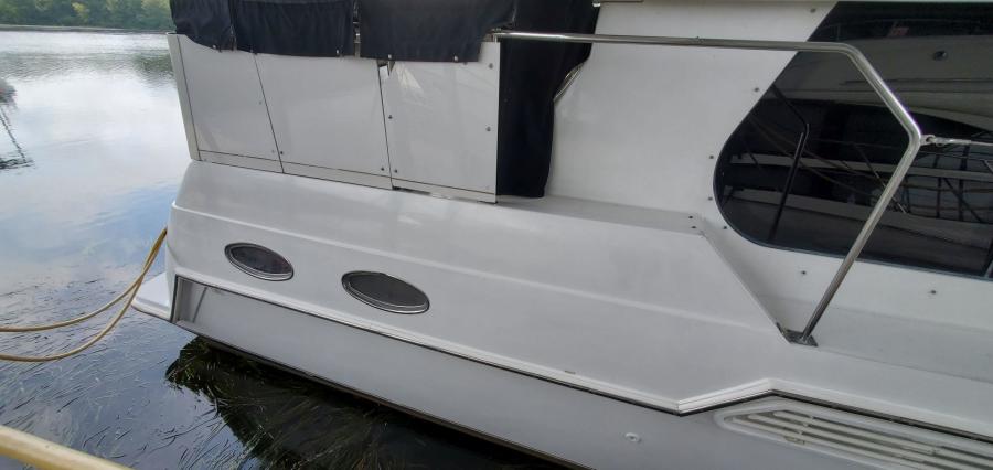 Carver 326 Aft Cabin Deck