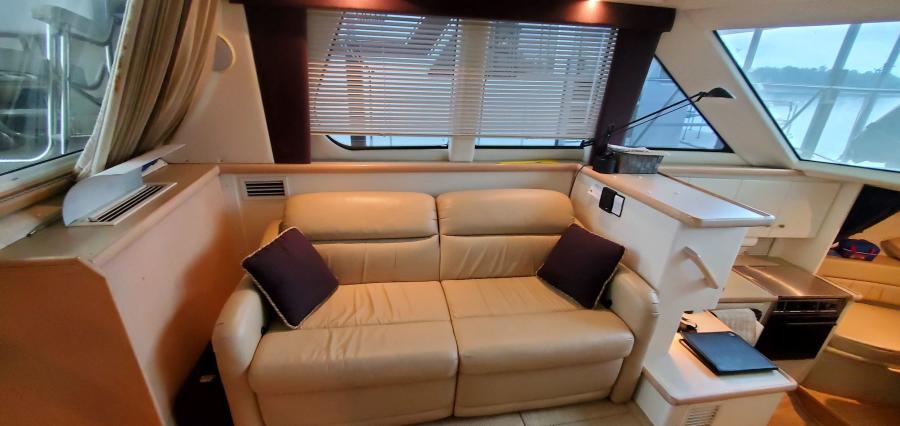 Carver 326 Aft Cabin Salon