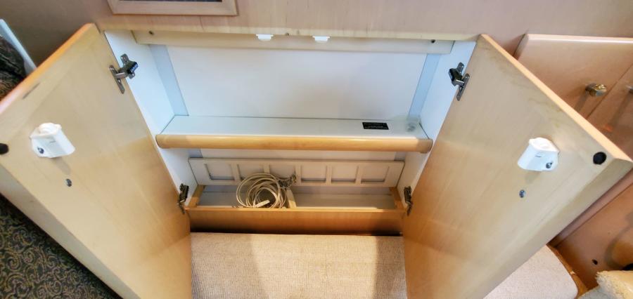 Carver 326 Aft Cabin Salon