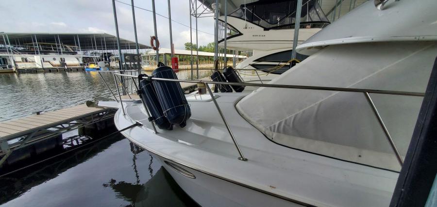 Carver 326 Aft Cabin Bow