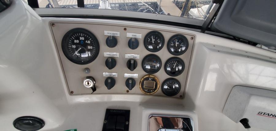 Carver 326 Aft Cabin Bridge