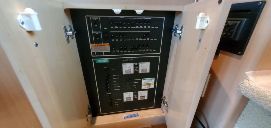 Carver 326 Aft Cabin Salon
