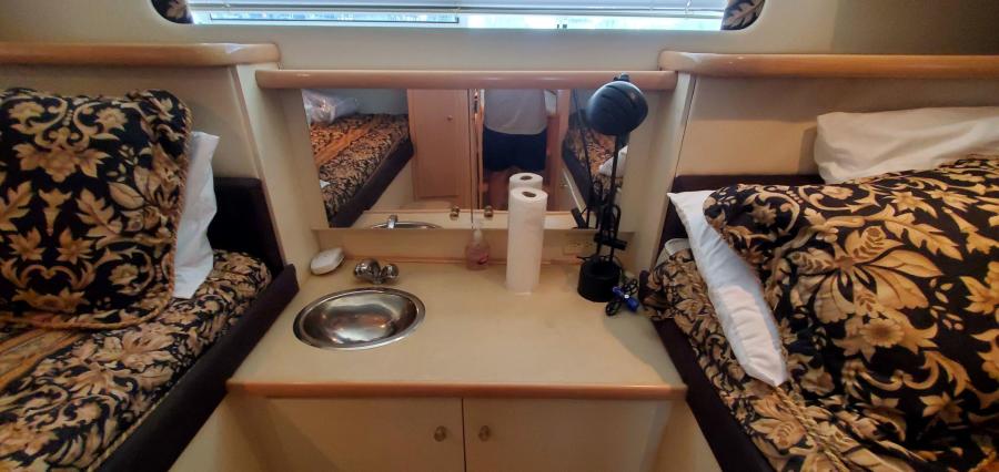 Carver 326 Aft Cabin Stateroom