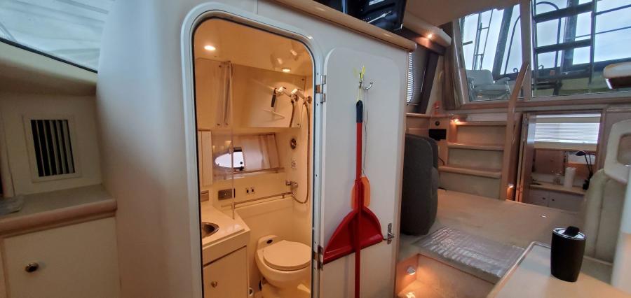 Carver 326 Aft Cabin Head