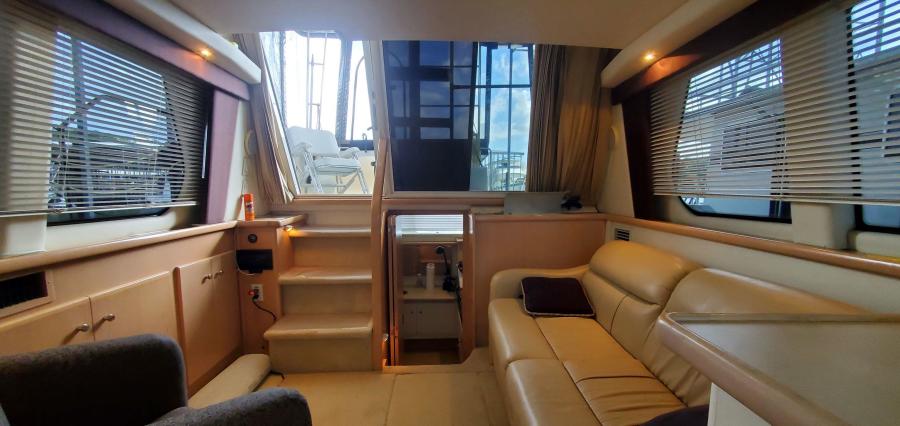 Carver 326 Aft Cabin Salon