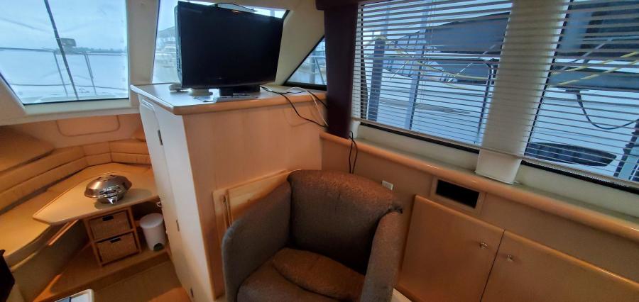 Carver 326 Aft Cabin Salon